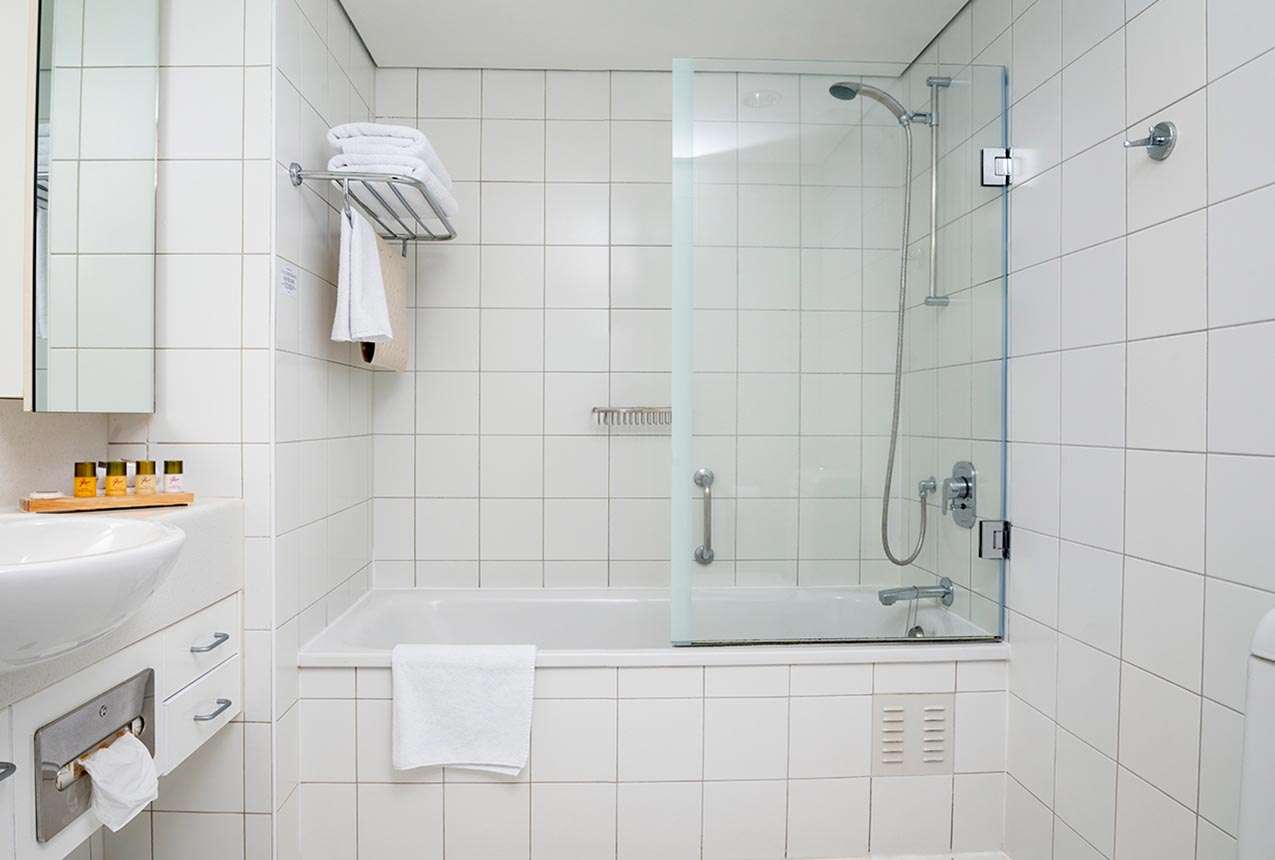 The Spencer Hotel, Takapuna Hotel, Spencer Hotel One Bed Suite With Balcony With View Bathroom